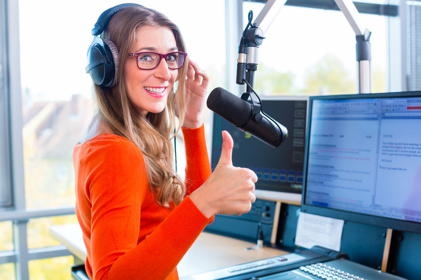 Sprecherin im Radiostudio produziert Recruiting-Radiospot zur Mitarbeitergewinnung für Unternehmen